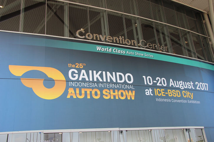 「セラマット シアン（こんにちは）」。成田から8時間、約4900km離れたインドネシアにやってきました。目的は首都ジャカルタ近郊で開催されている「第25回インドネシア国際オートショー（The 25th Gaikindo Indonesia International Auto Show）」。例年10日ほどの開催で約45万人の来場者を集めるイベントで、今年の会期は8月10日から20日までとなっています。