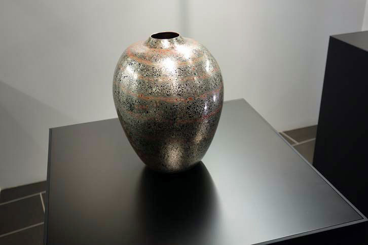 発表会場に飾られていた玉川堂（ぎょくせんどう）の銅器。