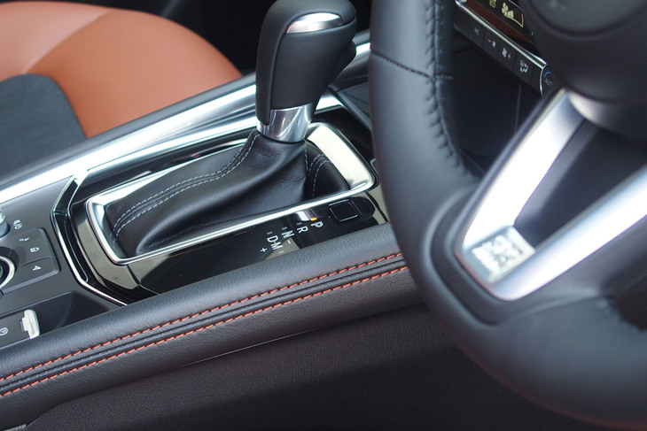 ドアのインナーパネルやセンターコンソールにテラコッタカラーのステッチが施される。