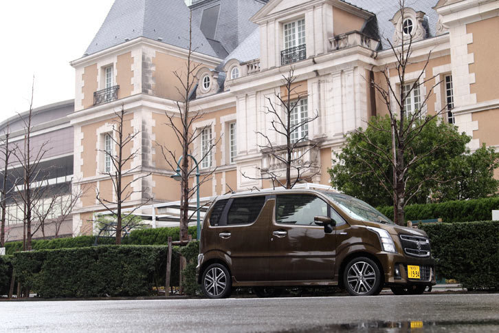 衝突安全性能の向上や、装備の強化を図りながらも、世代を経るごとに軽量化が進められる「ワゴンR」。今回試乗した「スティングレー ハイブリッドT」では、ターボやマイルドハイブリッド機構を搭載しながら車重は800kgに抑えられている。