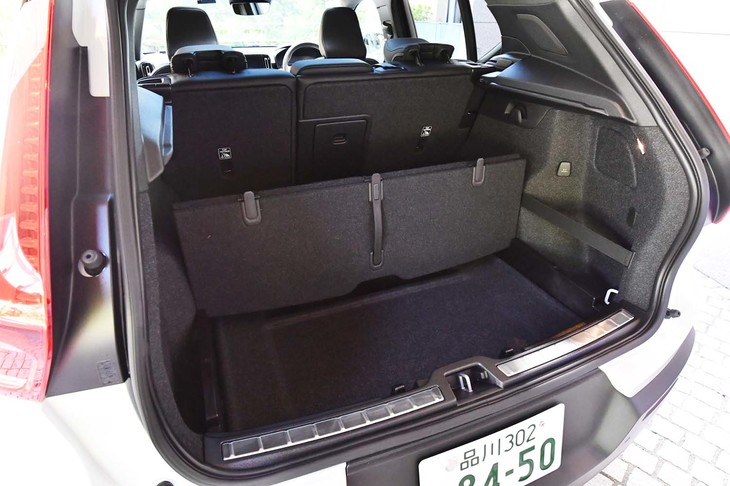 荷室に対して荷物が小さい場合は、フロアボードを山折りにし、仕切りを設けることで安定させられる。折れ目部分の突起はバッグ類を下げるためのもの。