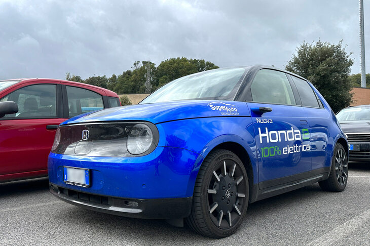 販売店「スーペルアウト」の宣伝が側面に記された「ホンダe」。2023年10月シエナで撮影。参考までに、今日まで筆者が目撃した同車は、今回写真で紹介したものがすべてである。