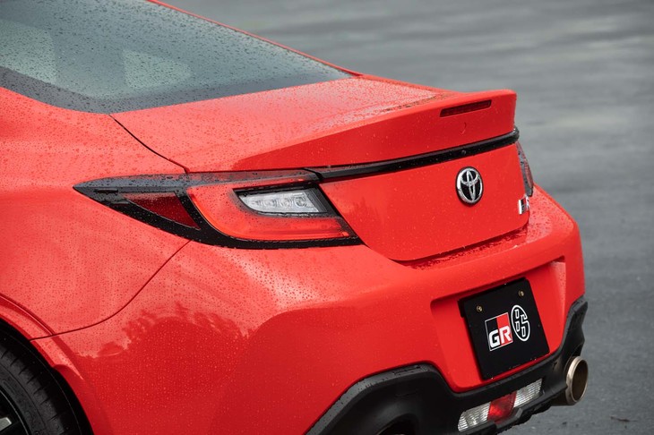 リアまわりは、ナンバープレートをバンパー側に移設することでトランクルーム周辺をシンプル化。ダックテールスポイラーの存在感も強調される。