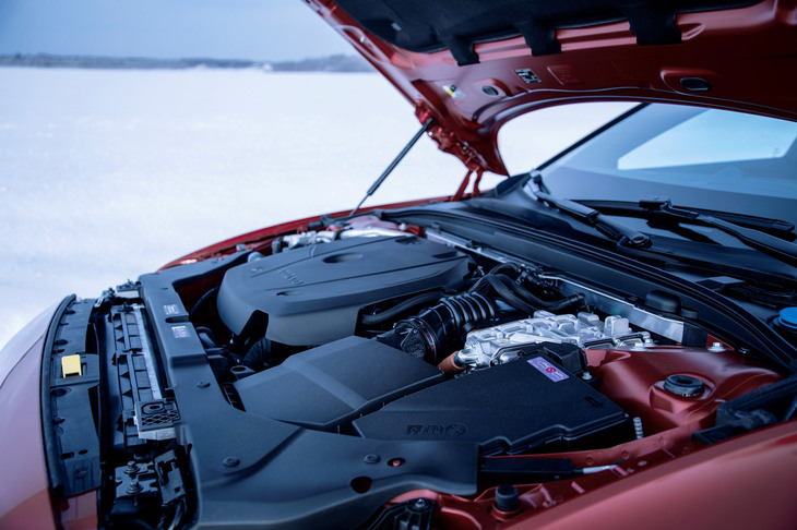 「T8 Twin Engine」に搭載される2リッターの過給機付き直4エンジン。配布された欧州仕様のスペックシートでは、最高出力は303psとされていたが、日本仕様のカタログでは318psとなっている。最大トルクの発生回転域も違うので、仕様がいささか異なるのかもしれない。