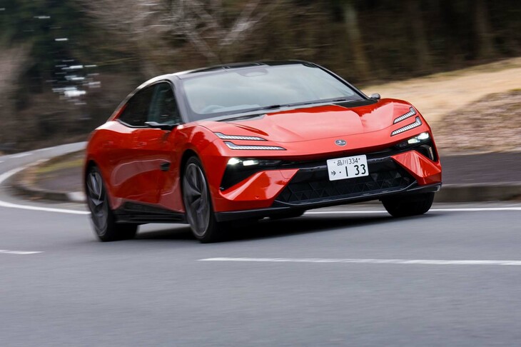 ロータスが「世界最速のエレクトリックGTのひとつ」（報道資料より）と胸を張る「エメヤ」。「エメヤR」の動力性能は、0-100km/h加速が2.78秒、最高速が256km/hとされている。