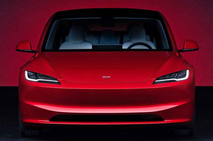 正面から見るとご覧のとおり。カウルが低くタンブルが立っているので、キャビンがやたらとデカく見えるのだ。