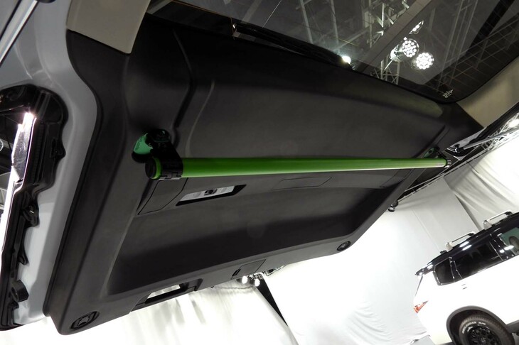 三菱デリカD：5 CHAMONIX SNOW GEAR（テールゲートバー）