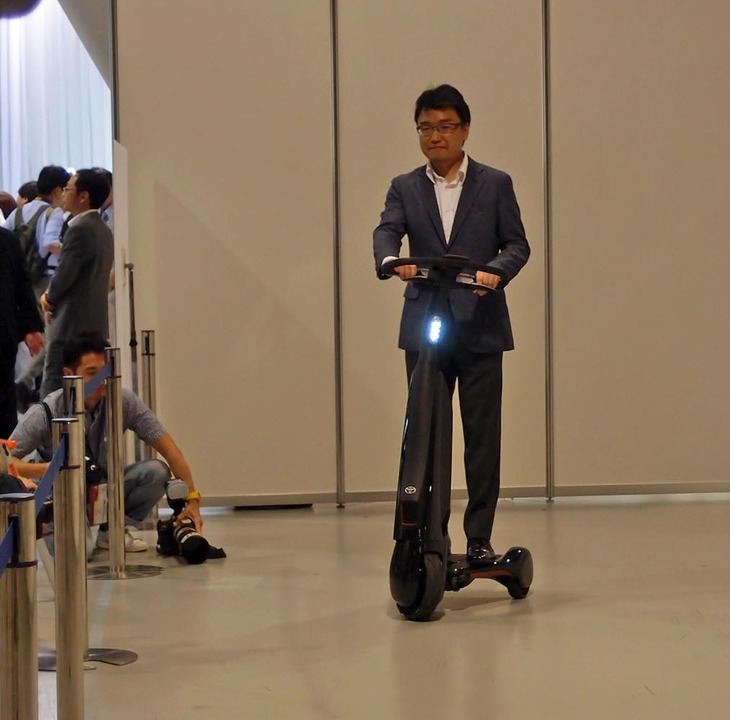 トヨタはいわゆるEVのほかに、“歩行”の領域をカバーする1人乗り電動デバイスを開発中。写真は2020年に発売を予定している立ち乗りタイプのもので、最高速は14km/hとなっている。