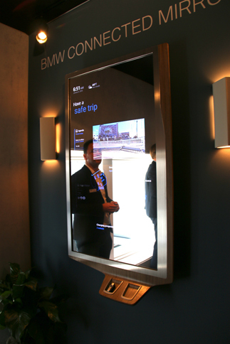 BMWパビリオンが提案するスマートホーム用「コネクテッド・ミラー」。「iシリーズ」のバッテリーチャージ状況から一日の予定、そして計算された最適なルートまで、すべてが表示される。