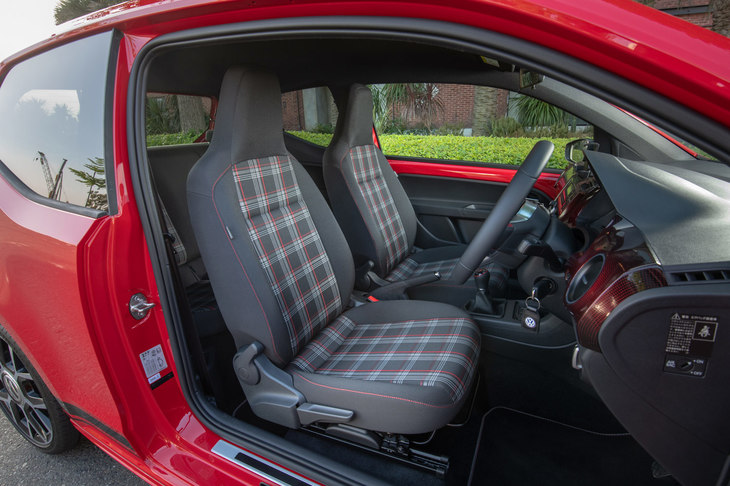 「up! GTI」専用のファブリックシート。特徴的な白と赤のチェック柄はリアシートにも施されている。