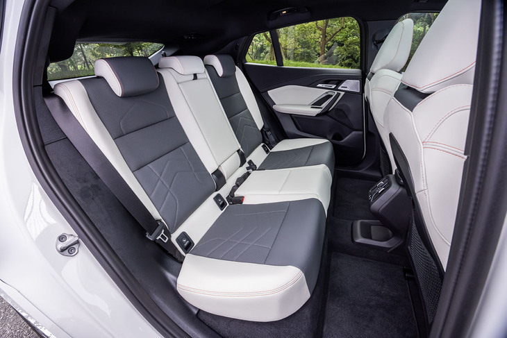 スタイリッシュなクーペスタイルを採用するため、斜め後ろや後方がやや見にくいものの、後席には大人が座っても余裕のあるスペースが広がる。