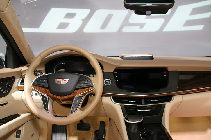 「キャデラックCT6」のオーディオは、最新のデジタルプロセッシングと34個のスピーカーによる「PANARAY（パナレイ）」と名付けられたシステムで構成されている。