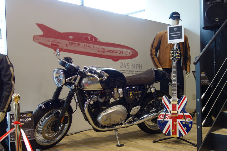 店内には所狭しとトライアンフのオールラインナップが展示される。写真はトライアンフ東京でしか購入できない「スラクストンTOKYO LIMITED EDITION」で、限定5台のみ。