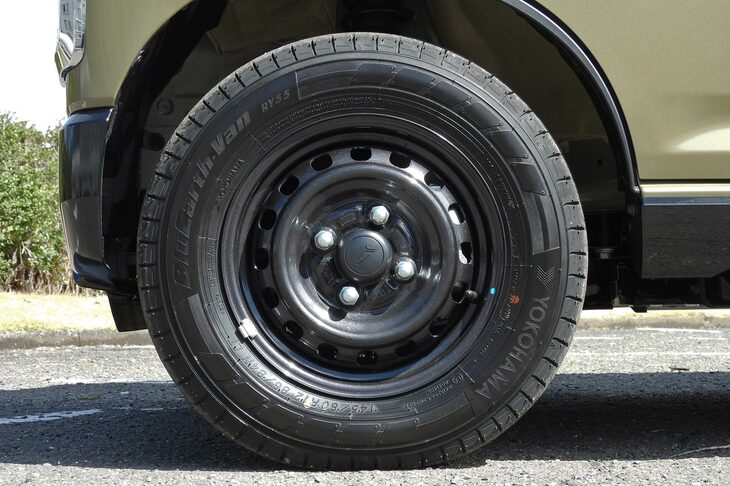 タイヤについては、横浜ゴムと同車専用のアイテムを共同で開発。「e-アトレー」ではスチールホイールのペイントも異なり、ブラックのメタリック塗装が用いられている。