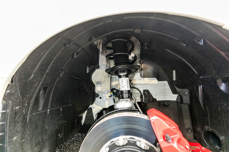 「シビック タイプR」は2017年登場の「FK8」から電子制御式のアクティブダンパーシステムを採用。快適性と走行安定性および応答性の両立が図られた。