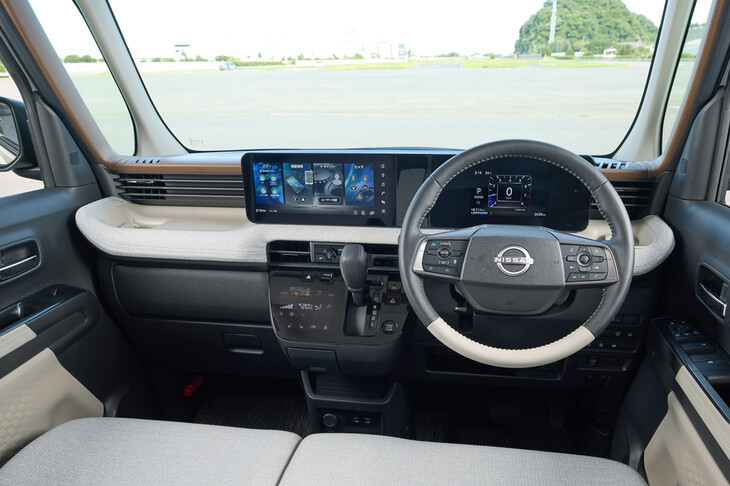 新型「ルークス」のインストゥルメントパネルまわり。