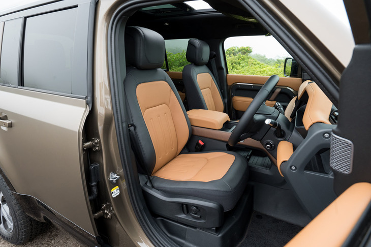 グレードに応じて、さまざまな色や表皮が用意されるシート。「X」には「ビンテージタン／エボニー」の、ツートンカラーのウインザーレザーが用いられている。