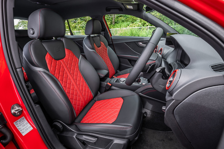 「SQ2」のシートはブラックを基調としたクロスとレザーのコンビタイプの表皮が標準仕様となる。今回の試乗車は、26万円の有償オプション「SQ2インテリアデザインパッケージ」に含まれる、ブラックとレッドのファインナッパレザーシート（写真）を装備していた。