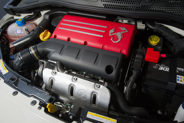 エンジンのヘッドカバーに施されたサソリのマーク。アバルトの象徴であるサソリのマークは、創業者のカルロ・アバルトがサソリ座であったことから採用された。