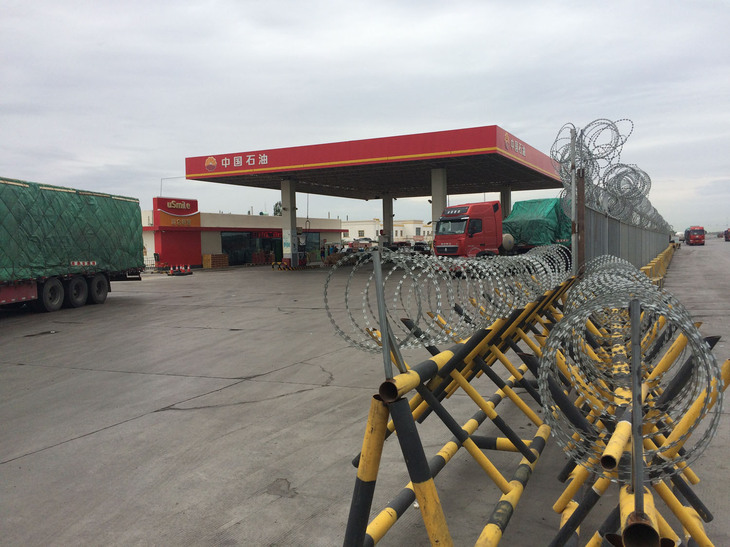 テロ対策という名目で新疆ウイグル自治区のガソリンスタンドは有刺鉄線で囲まれており、自由に給油することはできない。給油には中国のIDカードが必要でパスポート提示では給油してもらえないところも多かったが、交渉すると内緒だよと売ってくれるスタンドもあった。当たり前だが官と民は違うのである。