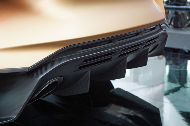 リアディフューザーには巨大なフィンが3本立っている。