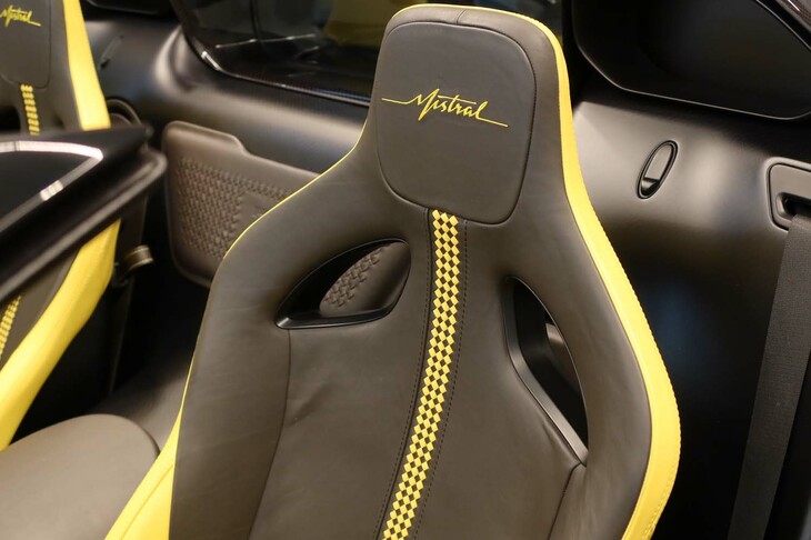 ブガッティW16ミストラル（ドライバーズシート）