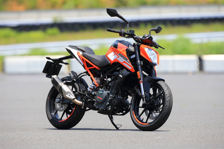 
	2012年にデビューした「KTM250デューク」（写真）。2011年生まれの「125デューク」、2013年に誕生した「390デューク」とともに、今回2代目へと移行した。
	