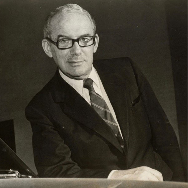 デイヴィッド・ブラウン
	（1904年～1993年）
	
	1946年にアストンマーティンを
	2万0500ポンドで買収し、オーナーとなったデイヴィッド・ブラウン卿。後に英国の高級車メーカー、ラゴンダ社も傘下に収め、現在に続くアストンマーティン・ラゴンダ社の原型ともいえる体制をつくり上げた。