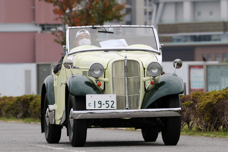 1952年「ダットサン・スポーツDC3」。日本で初めて車名に「スポーツ」を冠した、「フェアレディ」のルーツとなるモデル。お手本としたのは前出のMGだが、トラックと共通のシャシーを使っているため腰高だ。