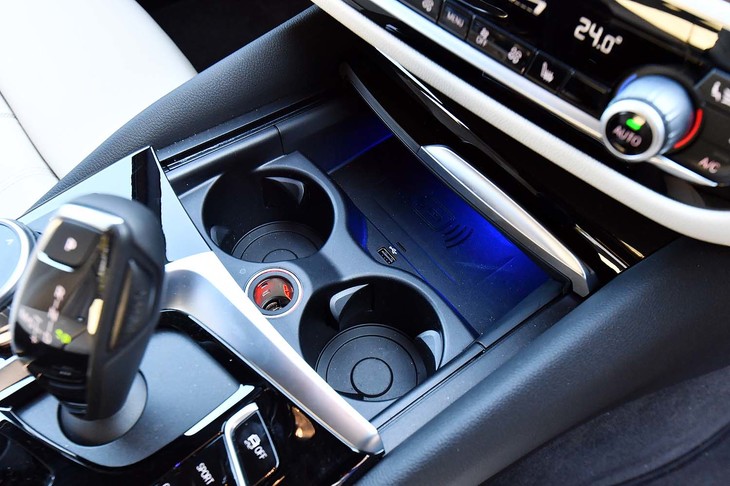 センターコンソールのカップホルダーのそばには、USBソケットやスマートフォンの非接触充電システムが備わる。