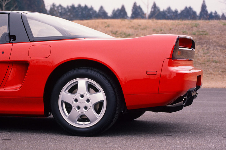 プロトタイプのリアまわり。「NSX」の長いテールは横風への耐性を考慮したもので、副産物として、ミドシップのスーパーカーとしては大きなラゲッジスペースも実現した。