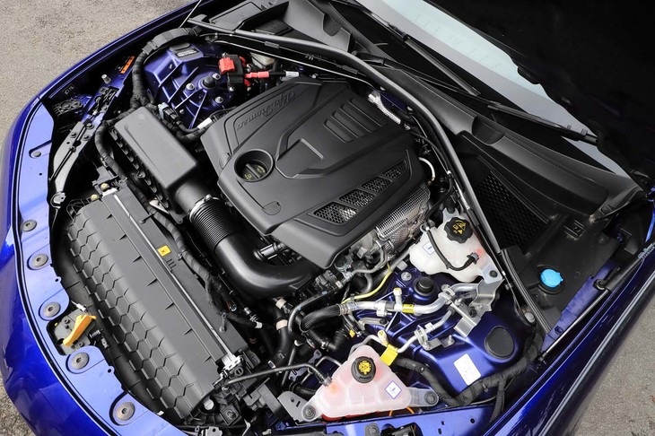 2リッター直4直噴ターボエンジンをフロントミドに搭載。最高出力200PS、最大トルク330N・mのスペックは従来型にあたる素の「ジュリア」と変わらない。