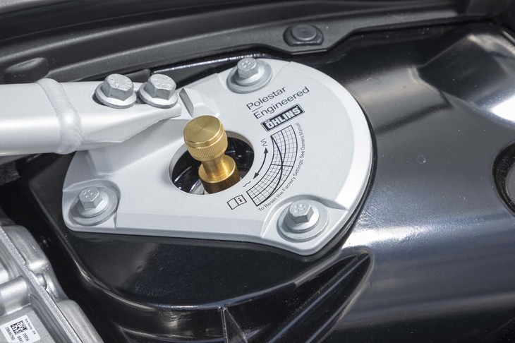 オーリンズ製の22段階の減衰力可変式ダンパーを装備。前後ともスプリングも強化タイプに変更されている（リアはリーフ）。