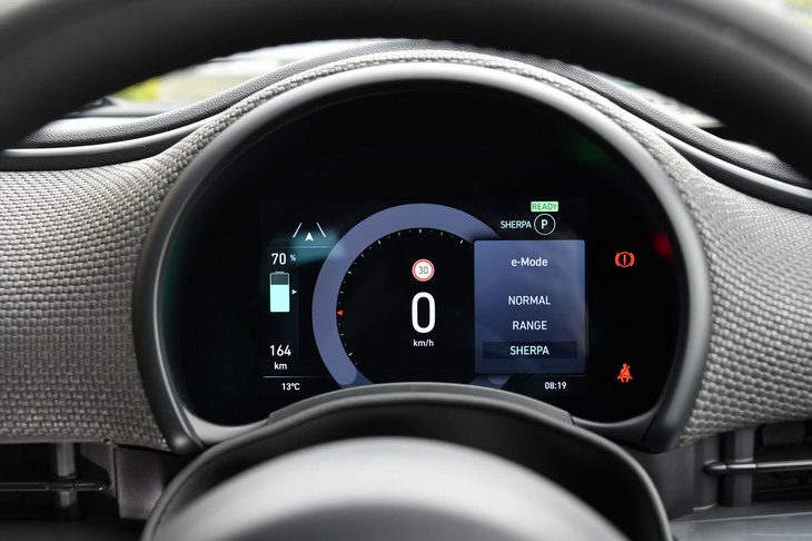 メーターに代えて備わる7インチのフルカラーTFTディスプレイ。車速や走行距離、バッテリー残量、航続可能距離などの情報に加え、ADAS（先進運転支援システム）のカメラが読み取った交通標識なども表示される。