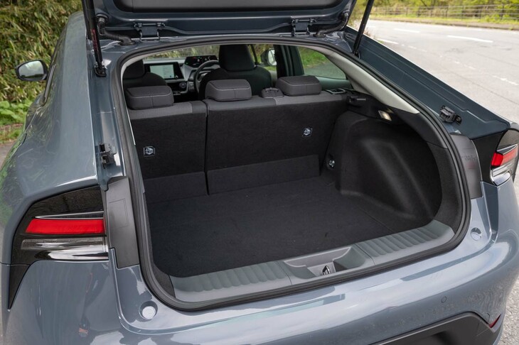 2リッターモデルでは補機バッテリーが荷室の右側面に置かれていたが、1.8リッターではそれが解消されている。荷室の容量は2リッターよりも12リッター大きい422リッター。