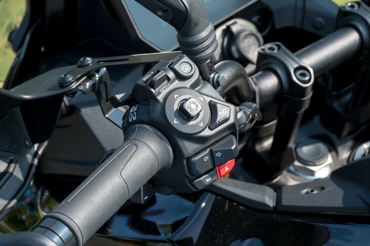 ACCや衝突被害軽減ブレーキ、各種警報装置といった、予防安全・運転支援システムの充実ぶりも「ヤマハ・トレーサー9 GT＋ Y-AMT」の特徴だ。