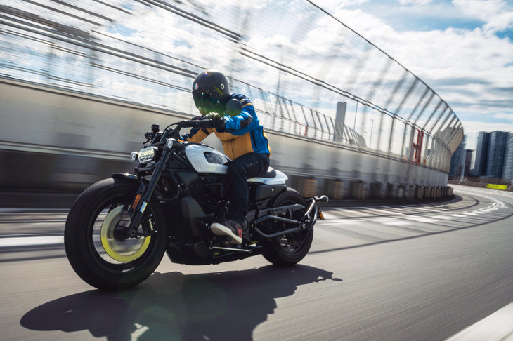 エンジンモードは「SPORT」「ROAD」「RAIN」の3種類。カスタマイズも可能で、「A」「B」と2つのモードを記録できる。