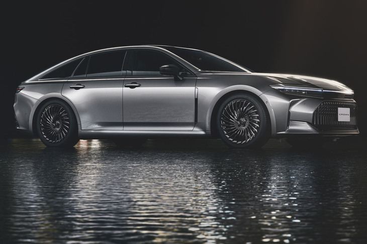 「クラウン セダン」のフロントマスクは先に発売された「クロスオーバー」などと同じ水平基調が特徴だ。