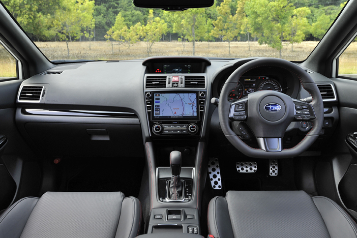 インテリアは、パネル類のデザインが変更された。