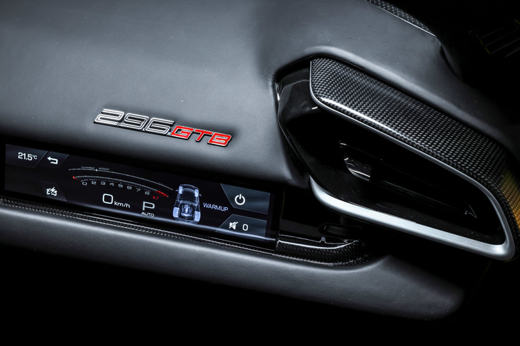 エンジンの排気量とシリンダー数を組み合わせた車名は、古くからフェラーリがV8ミドシップのモデルに用いていた伝統的なもの。「348」以降は慣例ではなくなったが、今回のモデルにも採用されることとなった。