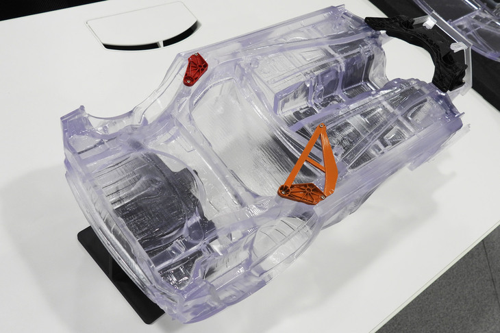 「HIGH PERFORMANCE X version II」に施された補強の模型。量産車では燃料タンクによって骨格が分断されているのだが、タンク位置を上方に移動して補強ブレースを配置し、力の流れを改善している。これを含め、レースカーの製作・改良で得た知見は、次世代シャシーの開発に活用されるという。 