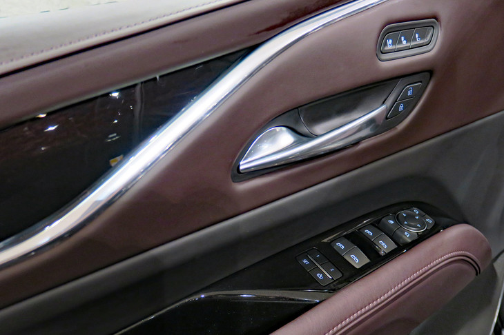 キャデラック・エスカレード スポーツ（フロントドアコンソール）