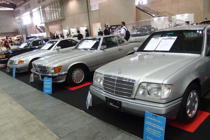 ヤナセ クラシックカー センターのブースに並んだメルセデス・ベンツ車。写真右手前から順に「E280」（1995年）、「560SL」（1989年）、「500SL」（1991年）、「500SE」（1991年）。