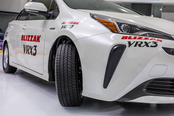 ブリヂストンの新型スタッドレスタイヤ「ブリザックVRX3」を装着した「トヨタ・プリウス」。