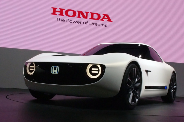2017年の東京モーターショーに出展された「ホンダ・スポーツEVコンセプト」。「ホンダe」の原型である「アーバンEVコンセプト」とともにステージを飾ったモデルで、現場では「意外と量産化されるのでは……」とウワサされていた。
