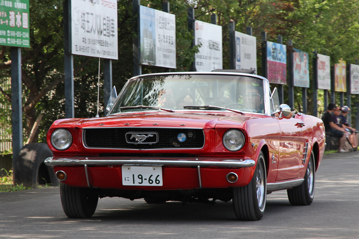 イベント終了後、グラウンド外周にあるテストコースを通って退場する1966年「フォード・マスタング・コンバーチブル」。