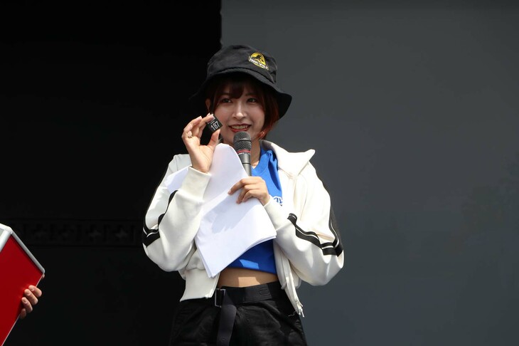 2024 RAYS FAN MEETINGのステージを盛り上げた、MCの藤井マリーさん。