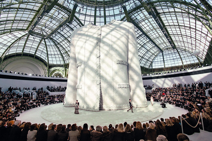 パリのグランパレにおけるシャネルのファッションショーに用いられた、直径20mのターンテーブル。