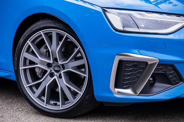 試乗車には245/35ZR19サイズの「ピレリPゼロ」タイヤが装着されていた。ホイールはマットチタンカラーの「5Vスポークスターデザイン」と呼ばれるオプションアイテム。