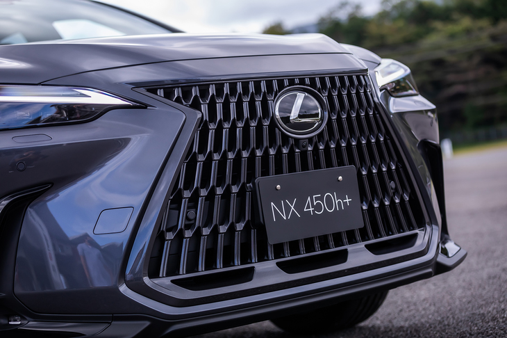 「グリルは冷却風を取り入れやすい立体にして、そこから骨格が始まるイメージを構築。デザインだけでなく機能ためのデザインを行いました」と述べた加藤チーフエンジニア。グリルは新型「NX」のエクステリアデザインにおける“起点”でもあるという。